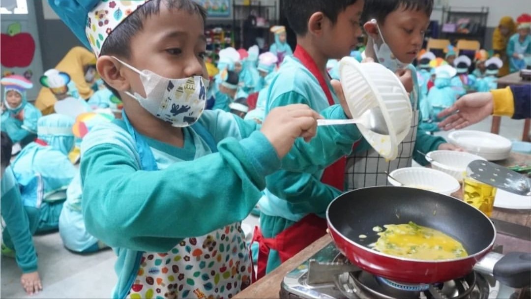 Cooking Day di SD Al Irsyad Al Islamiyyah 01 Purwokerto: "Aku Bisa Membuat Telur Dadar Muncang"