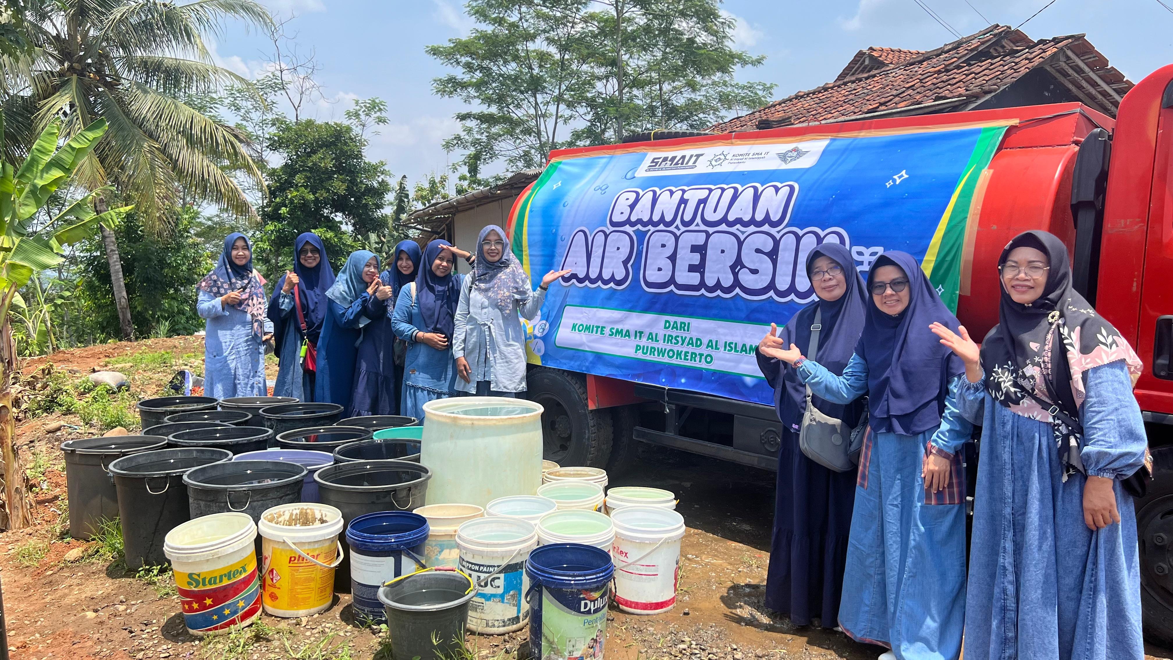 Komite SMA IT Al Irsyad Purwokerto Salurkan 20.000 Liter Air Bersih untuk Warga Terdampak Kekeringan di Banyumas