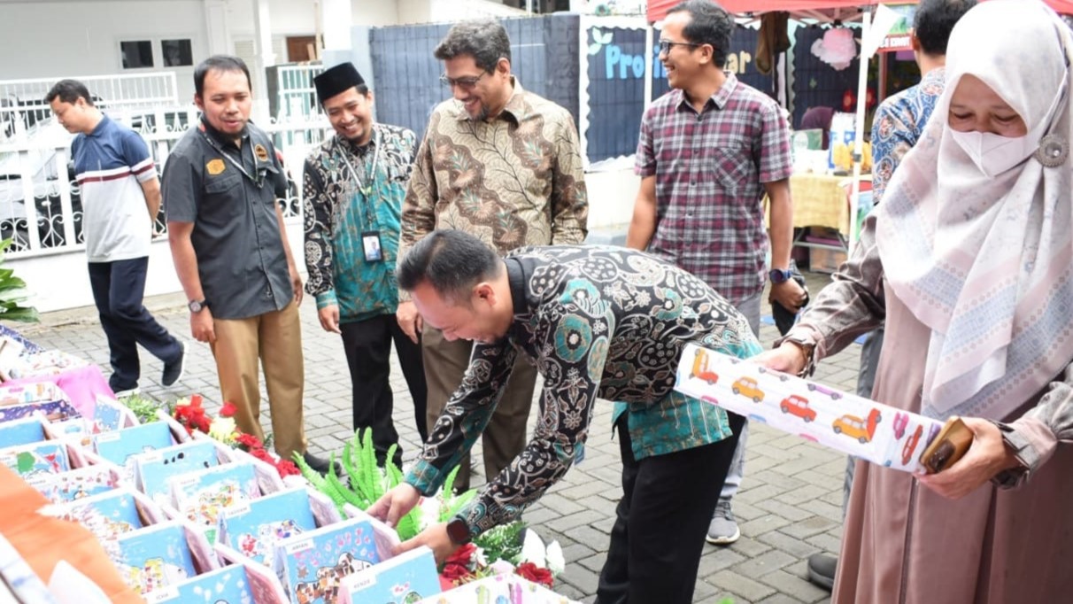 Siswa SD Al Irsyad 02 Purwokerto Gelar Pameran Kreativitas Bertema "Cintai Bumi, Ciptakan Karya Seni"