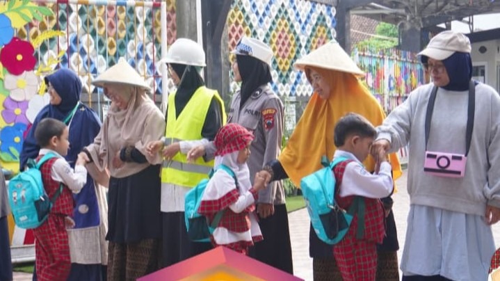 Awali Semester 2, Guru KB-TK Al Irsyad Al Islamiyyah Purwokerto Sambut Siswa Pakai Kostum Profesi