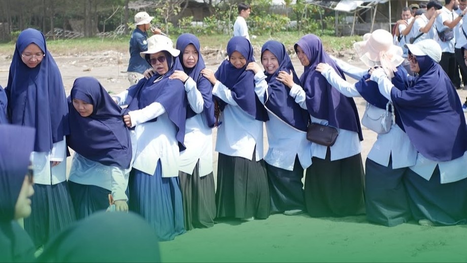 Memperkuat Solidaritas, SMP Al Irsyad Gelar Sinergy Building di Pantai Jetis